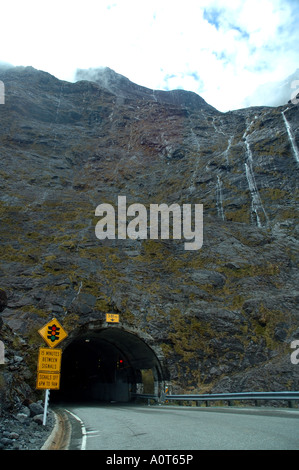 Traffic Control bei Eingang zu Homer Tunnel, Milford Road in Milford Sound, Fiordland National Park, Neuseeland Stockfoto