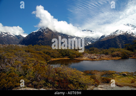 Blick über alpine Tarn auf Key Summit nach Neuseeland Darran Mountains Routeburn Track Fiordland National Park Stockfoto