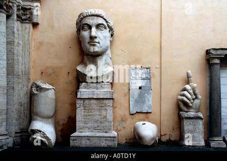 Fragment aus der riesigen Statue von Kaiser Constantine im Innenhof des Palazzo dei Conservatori Rom Italien Stockfoto