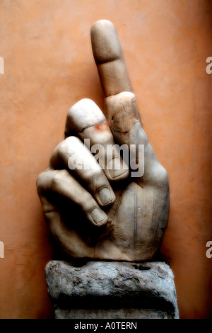 Hand der riesigen Statue von Kaiser Constantine im Innenhof des Palazzo dei Conservatori Rom Italien Stockfoto