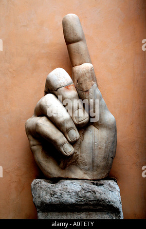 Hand der riesigen Statue von Kaiser Constantine im Innenhof des Palazzo dei Conservatori Rom Italien Stockfoto