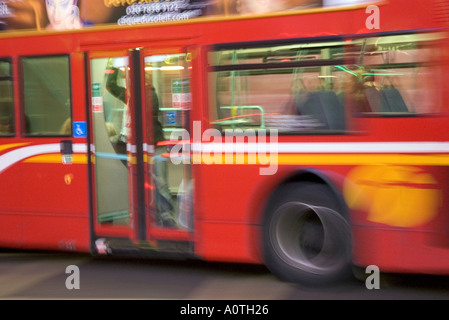 Rote Doppeldecker Bus durch Piccadilly Circus in London flitzen Stockfoto