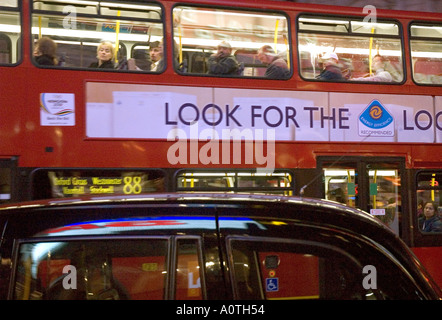 Rote Doppeldecker Bus durch Piccadilly Circus in London flitzen Stockfoto