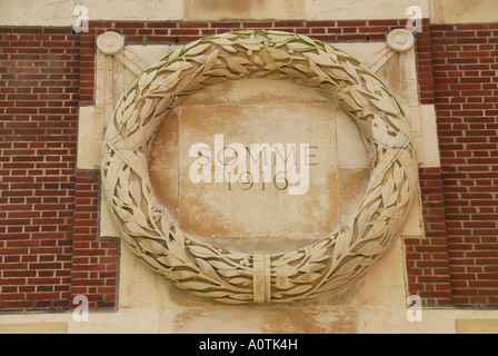 "Kranz gemeißelt in Stein, Denkmal für"The Missing The Somme", Thiepval, Frankreich" Stockfoto