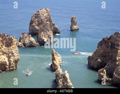 Blick von hoch über der Luft Blick auf die Küste der portugiesischen Felsenküste und kleine Boote an der Praia Grande Algarve Portugal Iberische Halbinsel Europa Stockfoto