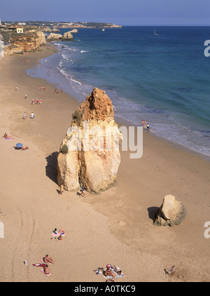 Blick hinunter auf breiten, sauberen Sandstrand mit großen Felsvorsprung und Küste Algarve Praia Do Vau Stockfoto