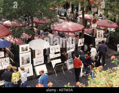 Blick auf Paris Place du Tertre Künstlerviertel Montmartre mit Print zeigt neben Outdoor Bar Café Restaurant Tabellen Frankreich Stockfoto