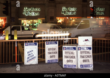 London Regent Street historisches Archiv Bilderabend Standard Zeitungsaushänge, auf denen bekannt gegeben wird, dass Premierministerin Margaret Thatcher England verlassen hat Stockfoto