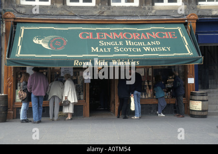 Stadt Edinburgh die High Street Royal Mile Menschen Fenster einkaufen bei Glenmorancie Malt Scotch Whisky store Stockfoto