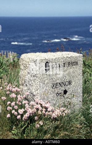 Pendeen Watch gravierten Stein Marker für die Cornwall Coast Path zeigt Zennor 6 Meilen entfernten Meer hinaus Stockfoto