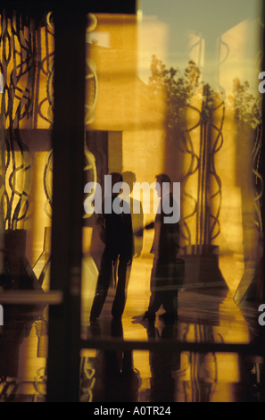 Abstrakte konzeptuelle monochromatischen Bild zweier Männer, die in einer prunkvollen Lobby Stockfoto