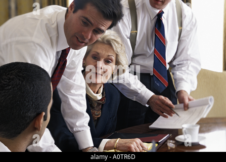 Eine Gruppe von Führungskräften aus der Wirtschaft, männlich, weiblich, Afrikaner, Latino und Kaukasischen in eine lebhafte Diskussion während einer Konferenz Stockfoto