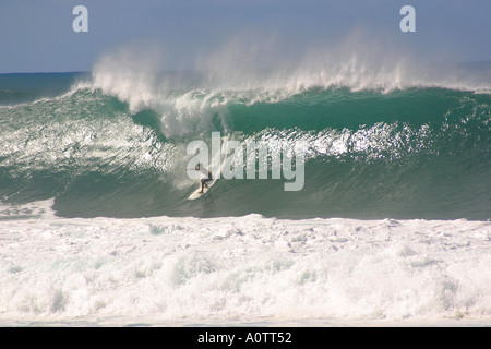 Surfer, die fallen in auf massive Welle Pipeline North Shore Oahu Hawaii Stockfoto