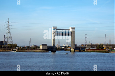 Umwelt-Agentur Sperrwerks an der Mündung des Barking Creek an der Kreuzung mit der Themse Stockfoto