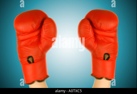 Rote Boxhandschuhe Gewinner Float stellen Rote Boxhandschuhe in Siegerpose Stockfoto