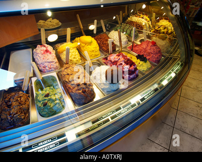 Traditionelle italienische hausgemachte Eis in vielen Geschmacksrichtungen in eine kleine Gelateria in Florenz Toskana Italien Stockfoto