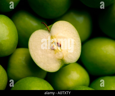 GRÜNE ÄPFEL SCHNEIDEN Stockfoto