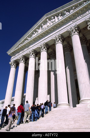 Touristen auf den Stufen zum US Supreme Court Gebäude, Washington, D.C. Stockfoto