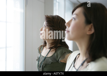 Nahaufnahme von zwei Geschäftsfrauen nachschlagen und denken Stockfoto