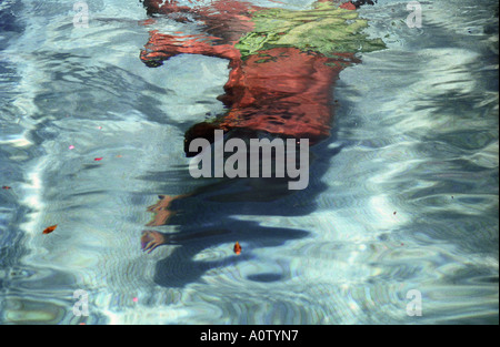 Junge männliche Schwimmen unter Wasser im Außenpool Stockfoto