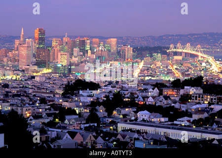 Skyline von San Francisco mit Blick auf die Nachbarschaften und Häuser von Twin Peaks in Kalifornien bei Sonnenuntergang Stockfoto