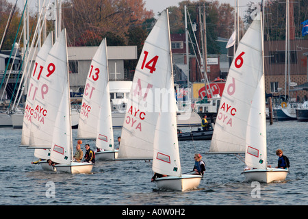 Segelboote auf dem Wasser im Hafen von Annapolis, Maryland, Segeln lernen Stockfoto