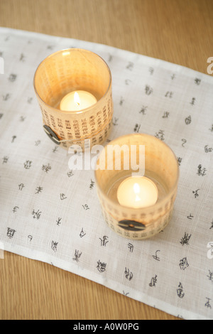 Erhöhte Ansicht von zwei Kerzen auf einem Tischset Stockfoto