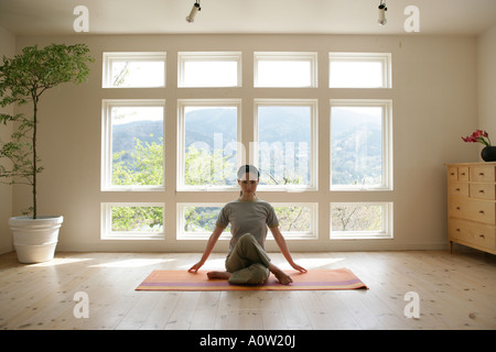 Junge Frau mit Yoga Stockfoto