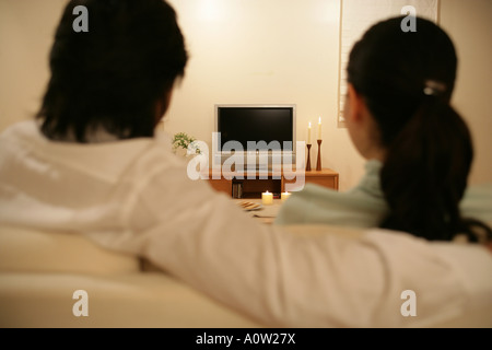 Rückansicht eines jungen Paares vor einem Fernseher Stockfoto