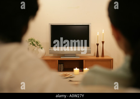 Rückansicht eines Paares vor einem Fernseher Stockfoto