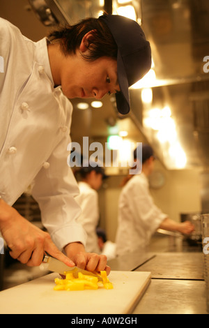Nahaufnahme von einem männlichen Chef Schneiden von Gemüse Stockfoto