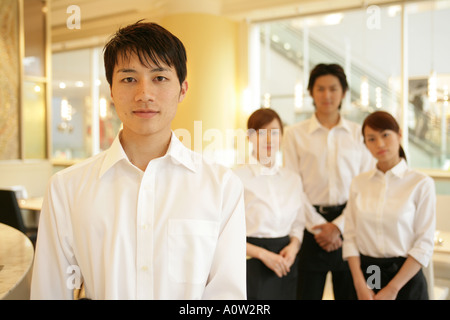 Porträt von zwei Kellner und zwei Kellnerinnen stehen in einem restaurant Stockfoto