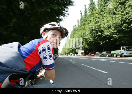 Seitenansicht eines jungen Mannes, mit dem Fahrrad Stockfoto