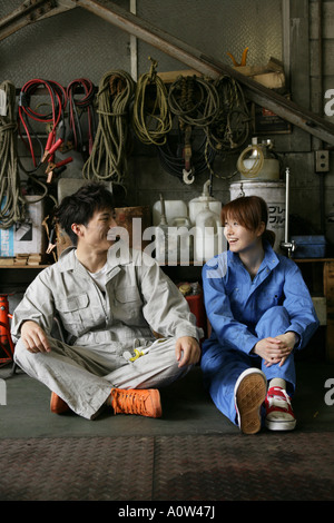 Zwei Kfz-Mechaniker sprechen in einer Auto-Werkstatt Stockfoto