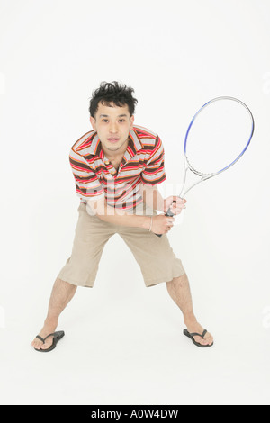 Porträt eines jungen Mannes hält einen Badminton-Schläger und lächelnd Stockfoto
