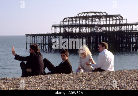 Eine ungewöhnliche Hochzeitsparty am Brighton Beach c Luke Peters Stockfoto