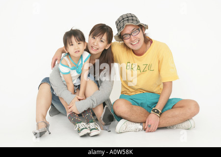 Porträt eines jungen Paares sitzt mit ihrer Tochter Stockfoto