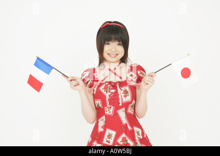 Porträt einer jungen Frau mit französischer und japanischer Flagge Stockfoto