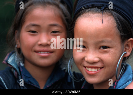 Mädchen aus den schwarzen Dao Dzao Bergvolk in markanten tribal Kostüm Sapa Vietnam NB konzentrieren sich auf Mädchen auf der linken Seite Stockfoto