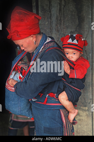 Mutter mit Kind getragen in einer tragen Tuch Red Dzao Bergvolk Minderheit Sapa Region von Nord-Vietnam Stockfoto