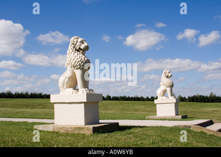 Stein-Löwen bewachen die japanischen Friedenspagode, wider Willen See, Milton Keynes, England Stockfoto