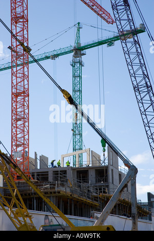 abstrakte Ansicht Krane bei der Arbeit auf der Baustelle Stockfoto