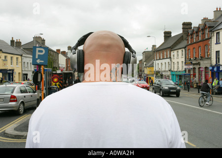 Ansicht der Rückseite des Mann mit Kopf rasiert und Tattoo Tragen von Kopfhörern Stockfoto