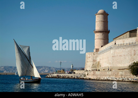 Marseille, Frankreich - Fort Saint-Jean und ein Segelboot mit einem Lateinsegel Segel oder Latin-rig Stockfoto