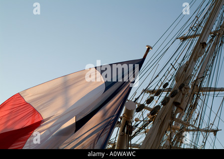 Marseille Vieux port, das Segelschiff Belem und die französische Flagge Stockfoto