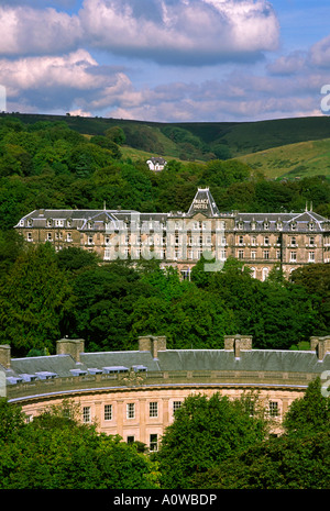 Die Skyline im Buxton im Peak District Derbyshire England UK mit dem Halbmond und Palace Hotel Stockfoto