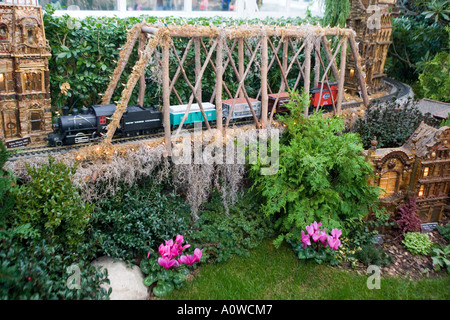 Jährliche Holiday Train Show im Enid A Haupt Wintergarten an Weihnachten New York Botanical Gardens Stockfoto