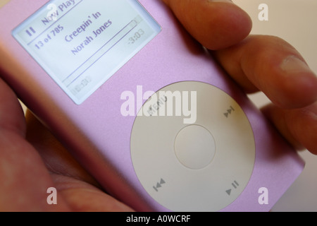 Apple Ipod tragbarer MP3-Musik-Player in der hand Stockfoto