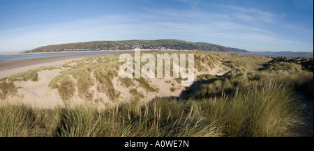 Blick nach Norden über die Afon Dyfi oder Dovey Fluss Mündung in Richtung Aberdyfi von Borth Sands Ceredigion Mitte Wales UK Stockfoto