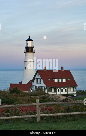 Portland Head Leuchtturm in der Abenddämmerung mit Vollmond Cape Elizabeth, Maine Stockfoto